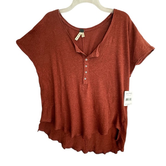 NWT WE THE FREE Free People Linen Blend Henley Tuscan Red Asymmetrical Shirt Med - Picture 1 of 15